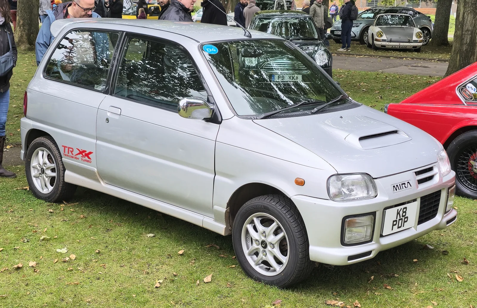 Daihatsu Mira TR-XX ปี 1998 สีเงิน มุมหน้า 3/4 ในงานรวมรถ