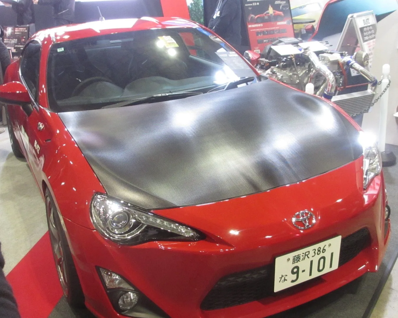 Toyota 86 สีแดง ฝากระโปรงคาร์บอน ลาย MF Ghost ในงาน Tokyo Auto Salon 2026