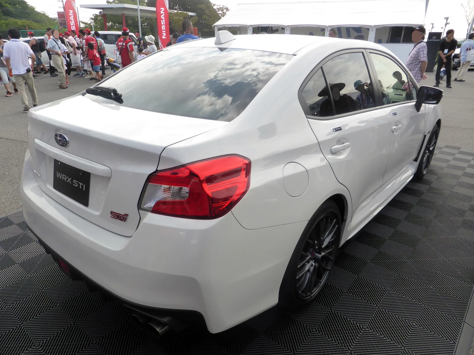 WRX STI (VAB) สีขาว มุมท้ายสามส่วน เห็นไฟท้าย ป้าย STI และท่อไอเสียคู่