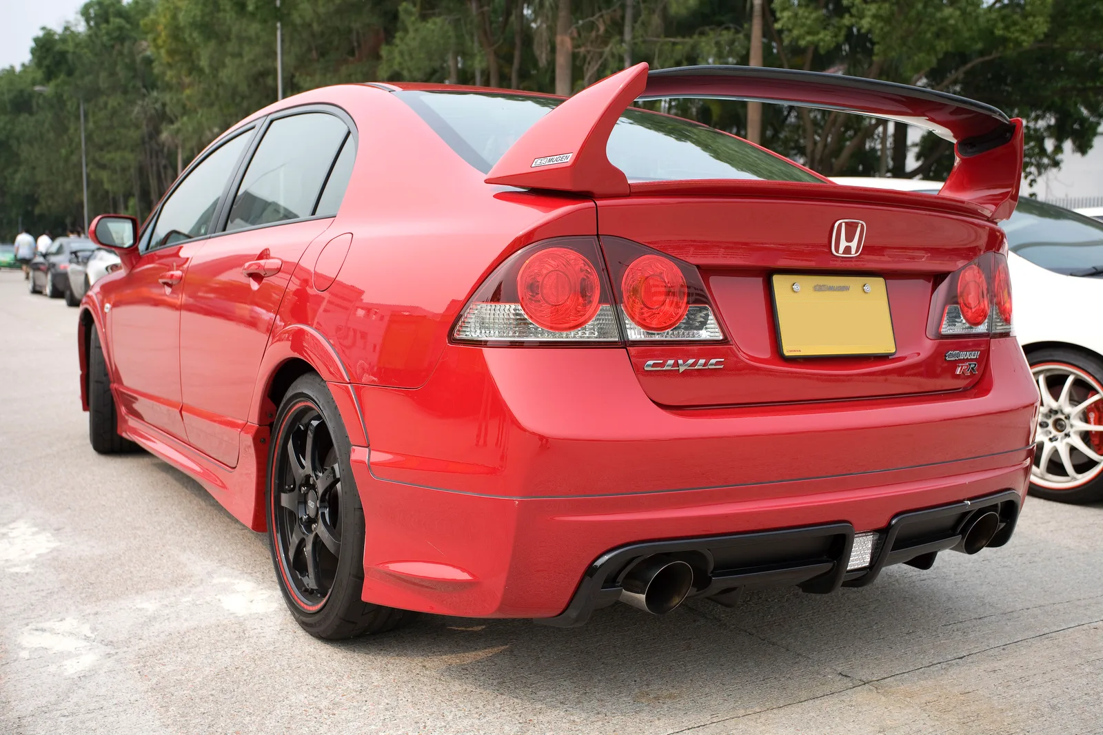 ท้าย Civic Type R FD2 MUGEN RR สีแดง ปีกหลังใหญ่และท่อคู่ในมุมท้ายสามส่วน