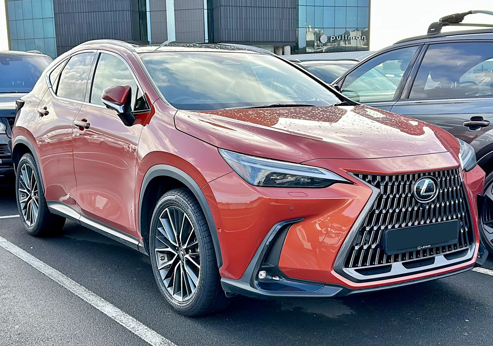 Lexus NX 350h สีส้มแดง หน้าสามส่วน เห็นกระจังหน้าและล้อลายใหม่ชัดเจน