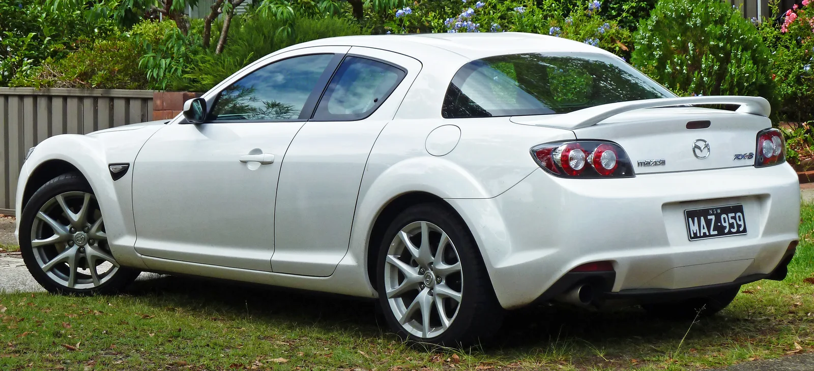 RX-8 รุ่นปรับโฉมสีขาวมุกท้ายสามส่วน เห็นไฟท้ายใหม่และสปอยเลอร์