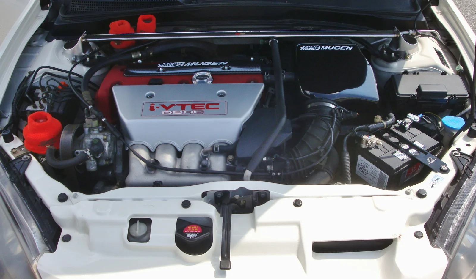 ห้องเครื่อง K20 i-VTEC ของ Integra Type R ฝาวาล์วคาร์บอนและกล่องกรอง MUGEN