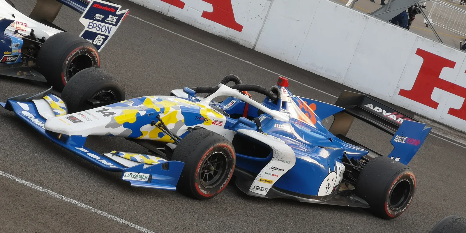 Super Formula ลายน้ำเงินเหลืองเบอร์ 14 ของ ROOKIE Racing มุมข้างสามส่วนท้ายในพิทเลน