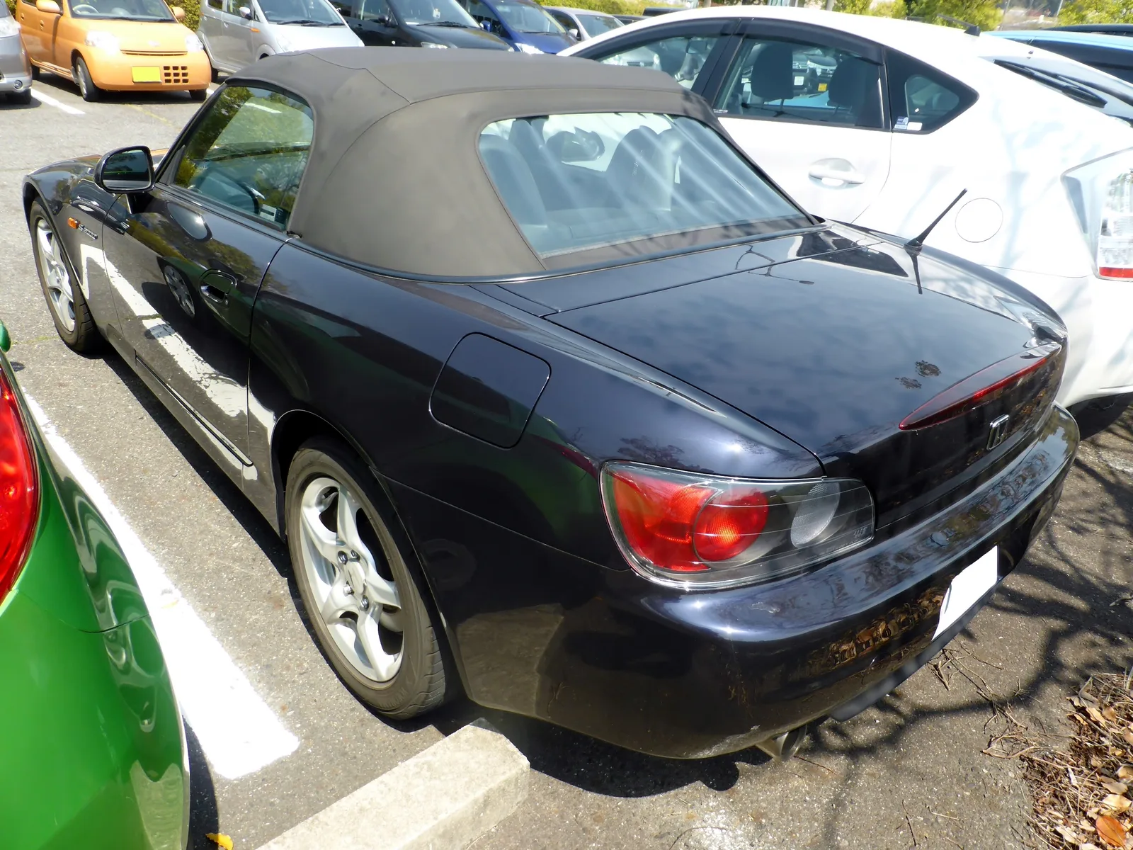 Honda S2000 AP1 สีน้ำเงินเข้ม มุมท้ายสามส่วน เห็นไฟท้ายกลมและฝากระโปรงท้ายสั้น