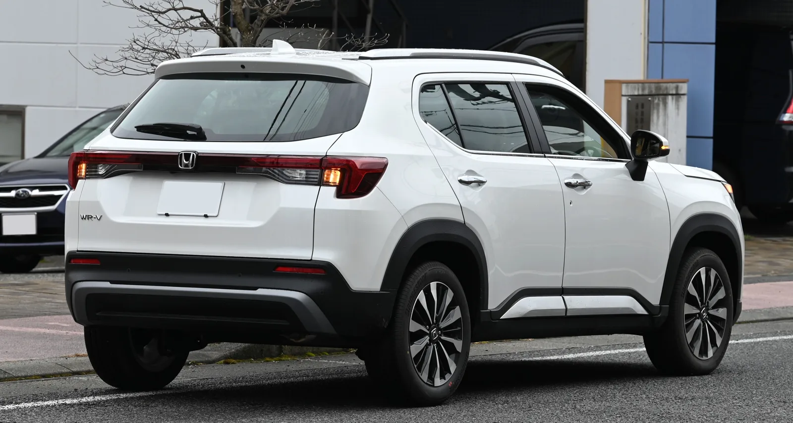 Honda WR-V สีขาว ท้ายสามส่วน ไฟท้าย LED และกันชนหลัง ถ่ายบนถนนในญี่ปุ่น