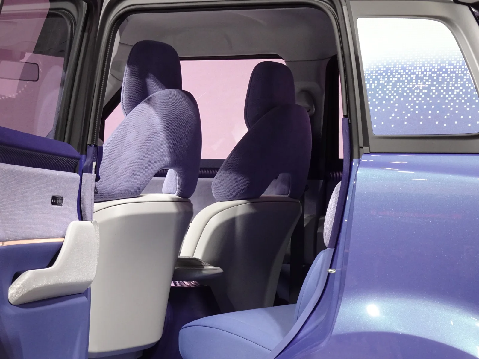 ภายในต้นแบบ Vision e-Sky เบาะผ้าสีม่วงอ่อน เก็บดีเทลที่งาน Japan Mobility Show 2025