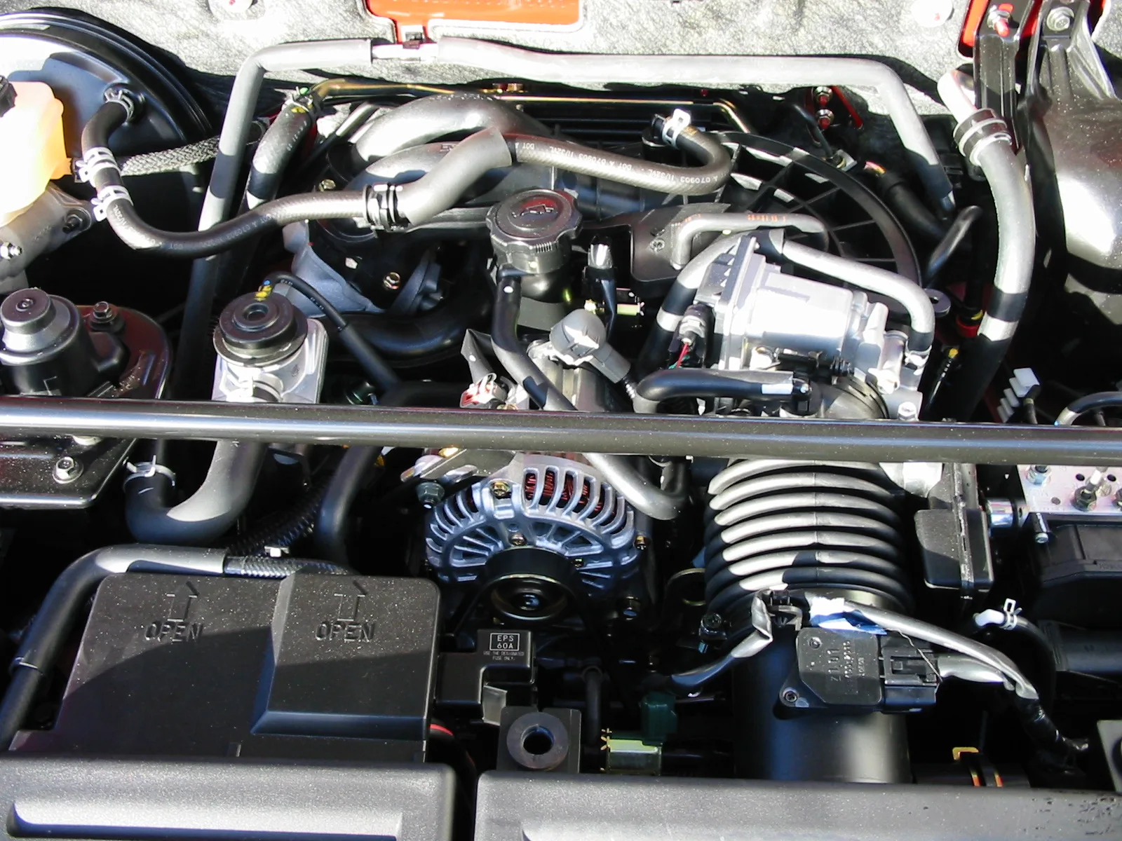 ห้องเครื่อง RX-8 โรตารี่ Renesis ใต้ค้ำโช้คและท่อร่วมไอดี