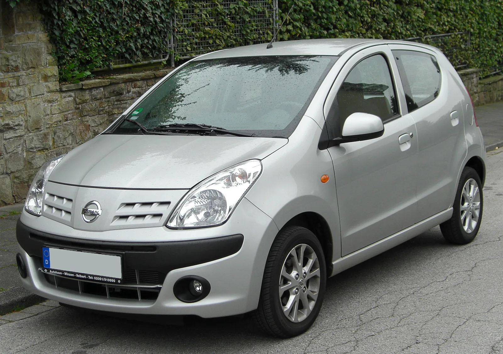 Nissan Pixo รุ่นเก่า สีเงิน มุมหน้าสามส่วน ต้นตระกูลของชื่อที่ Nissan รื้อฟื้นกลับมา