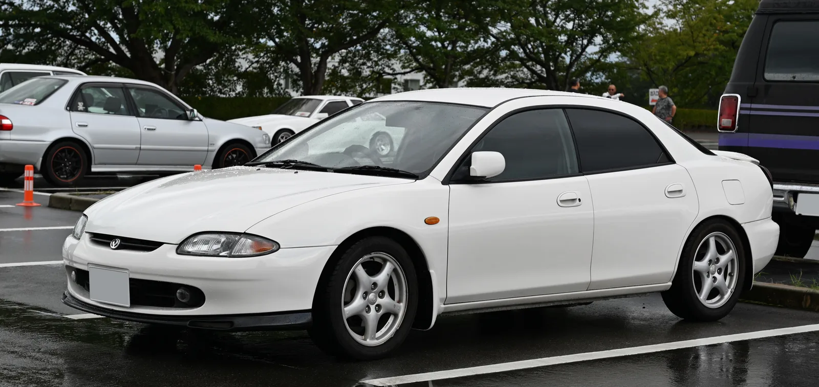 Mazda Lantis Type R สีขาว มุมหน้าด้านข้าง รุ่นที่ใช้ชื่อ Type R ครั้งเดียวของ Mazda