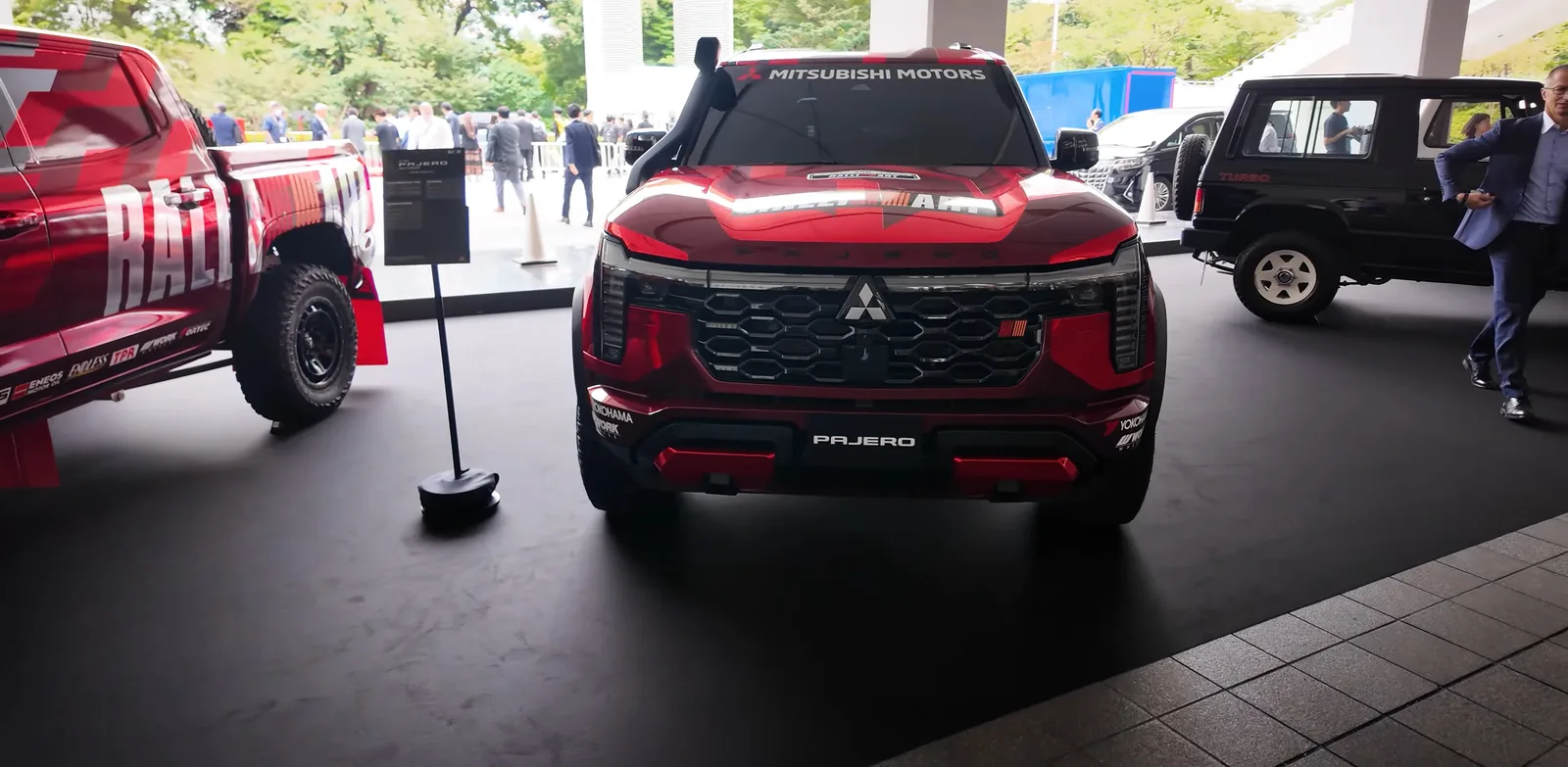 หน้าตรง Pajero ใหม่ กระจังหน้าหกเหลี่ยม ไฟ LED แนวตั้ง ท่อสนอร์เกิลข้างเสา A