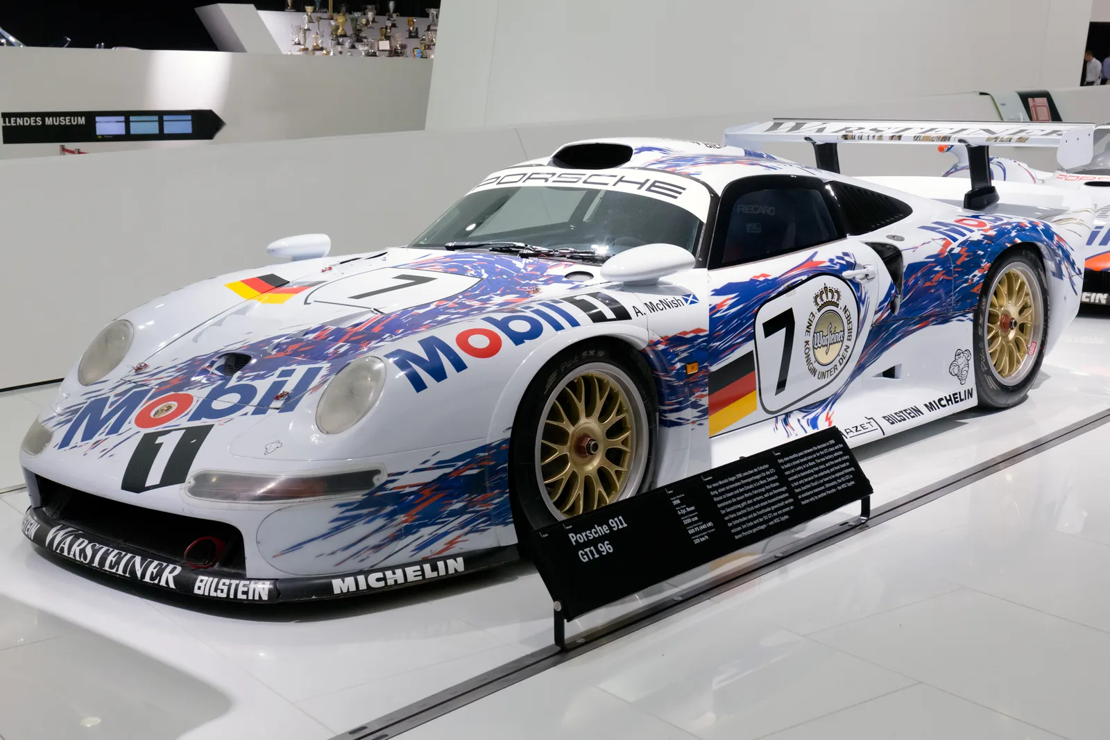 Porsche 911 GT1-96 ลายแข่ง Le Mans มุมหน้าด้านซ้าย ล้อทองแบบ BBS