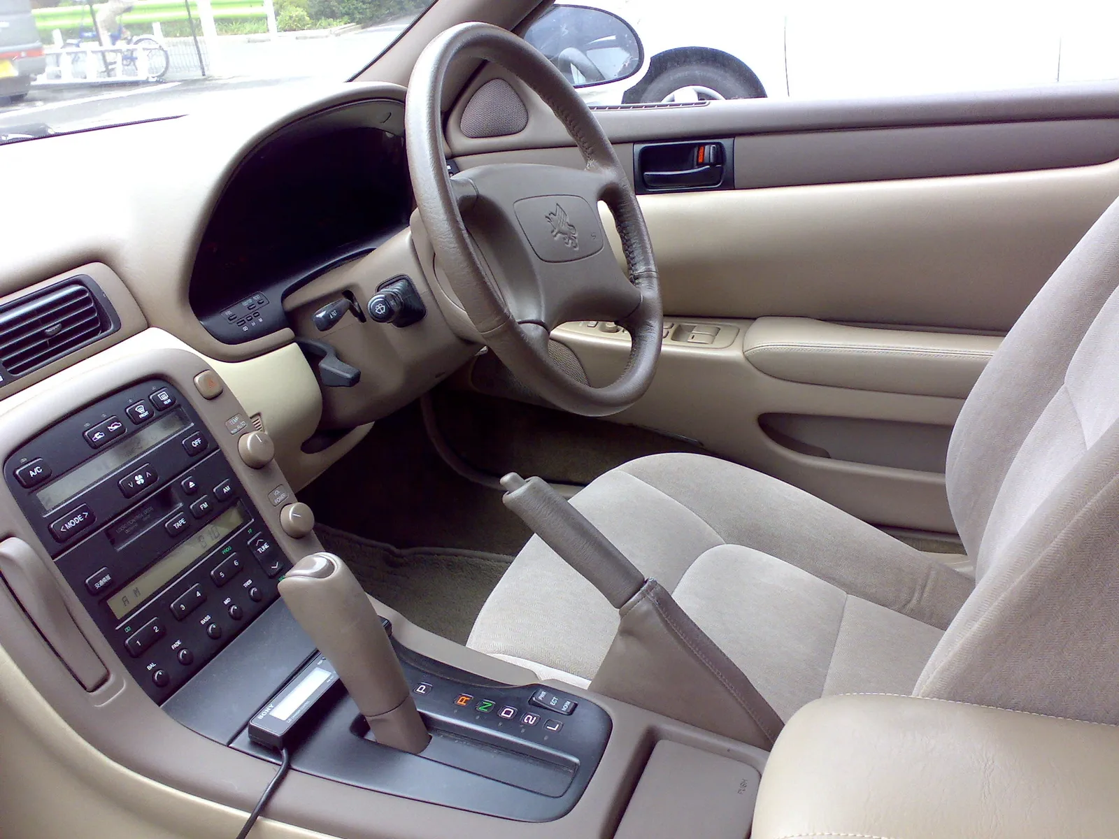 ห้องโดยสาร Soarer Z30 โทนเบจ พวงมาลัยขวา แผงคอนโซลและเกียร์ออโต้แบบญี่ปุ่น