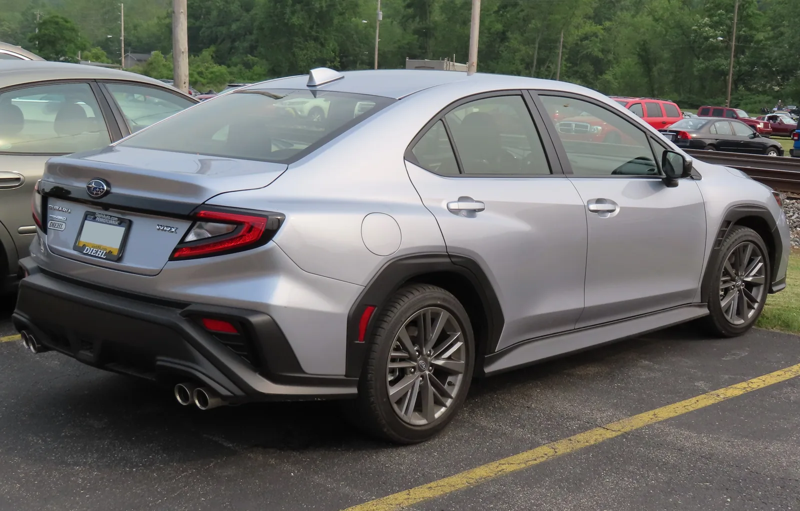 Subaru WRX (VB) สีเงิน มุมสามส่วนท้าย เห็นไฟท้ายและท่อไอเสียคู่