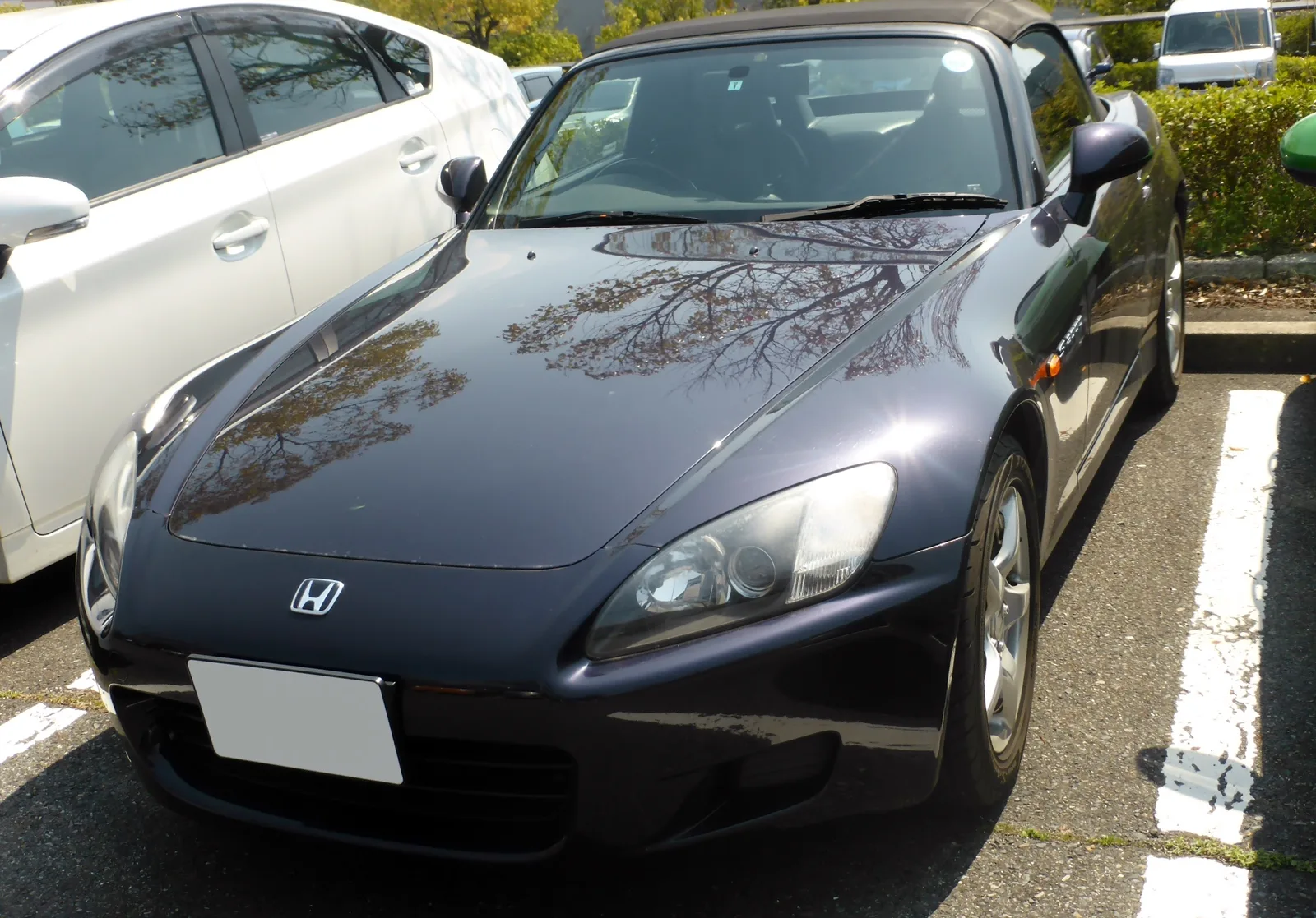 Honda S2000 AP1 สีน้ำเงินเข้ม มุมหน้าสามส่วน เห็นไฟหน้าทรงเรียวและฝากระโปรงหน้า