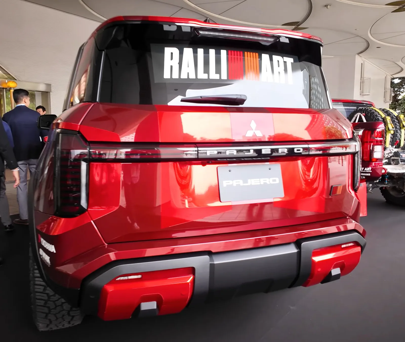ท้าย Pajero ใหม่สีแดง ไฟท้ายแนวตั้ง แถบอักษร PAJERO และกันชนหลังสไตล์ออฟโรด