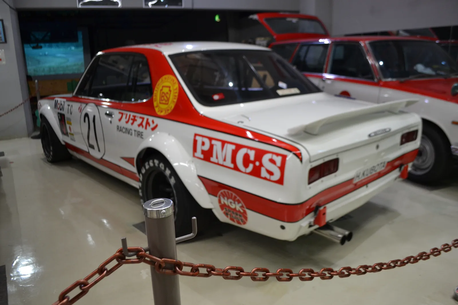 Skyline 2000GT-R เบอร์ 21 ชุดแข่งสีขาวแดง สปอยเลอร์ท้ายเป็ด มุมท้ายสามส่วน