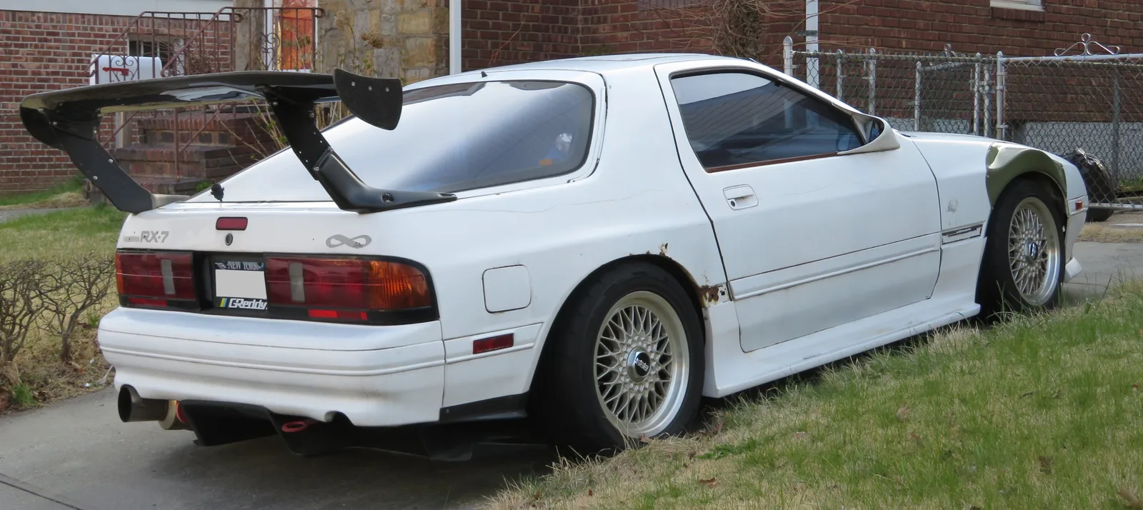 RX-7 FC3S สีขาว มุมท้ายสามส่วน ปีกใหญ่ ล้อ BBS มีรอยสนิมที่บานประตู