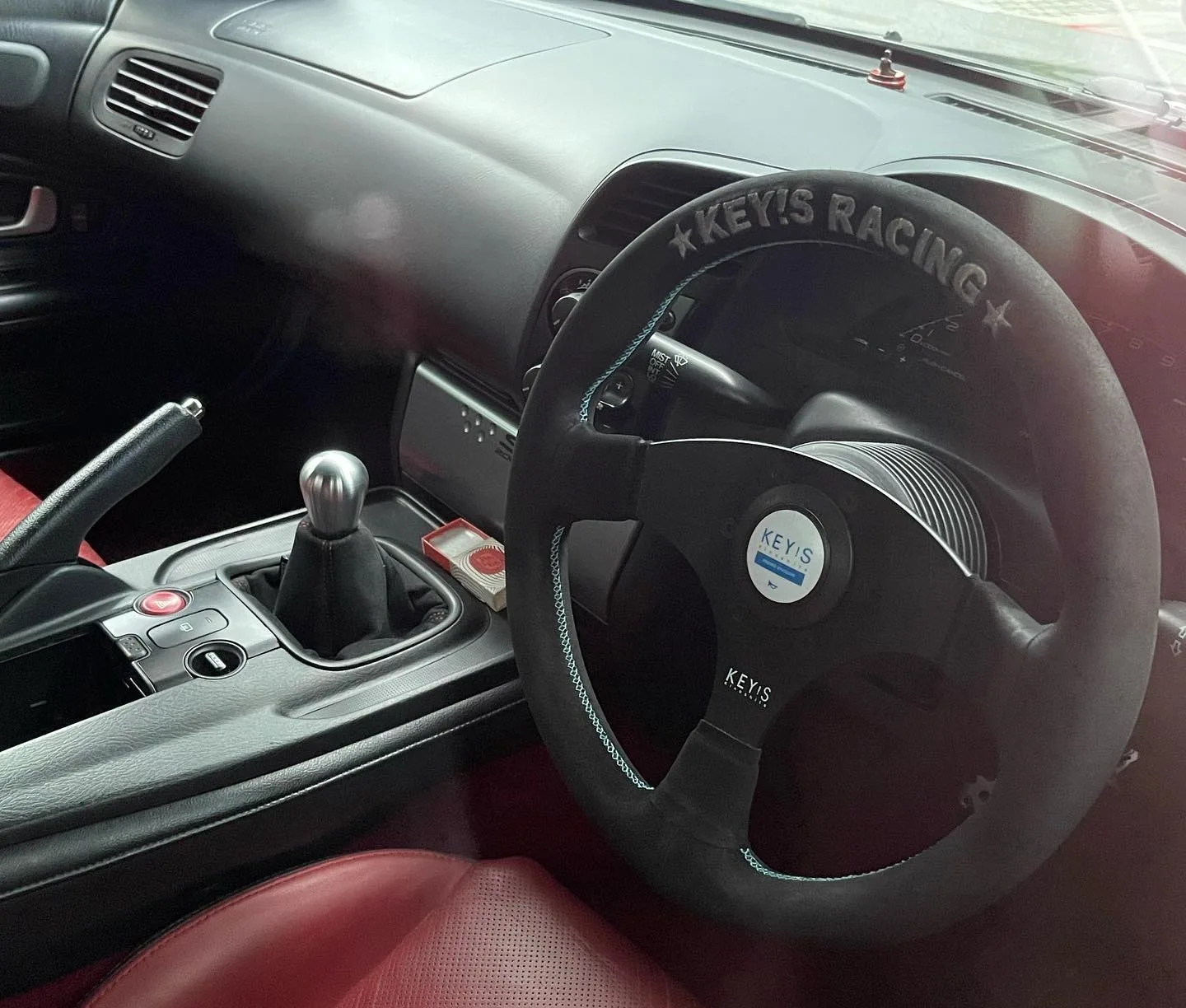 ภายใน S2000 พวงมาลัยเว้า Key's Racing หัวเกียร์อลูมิเนียม เบาะหนังแดง