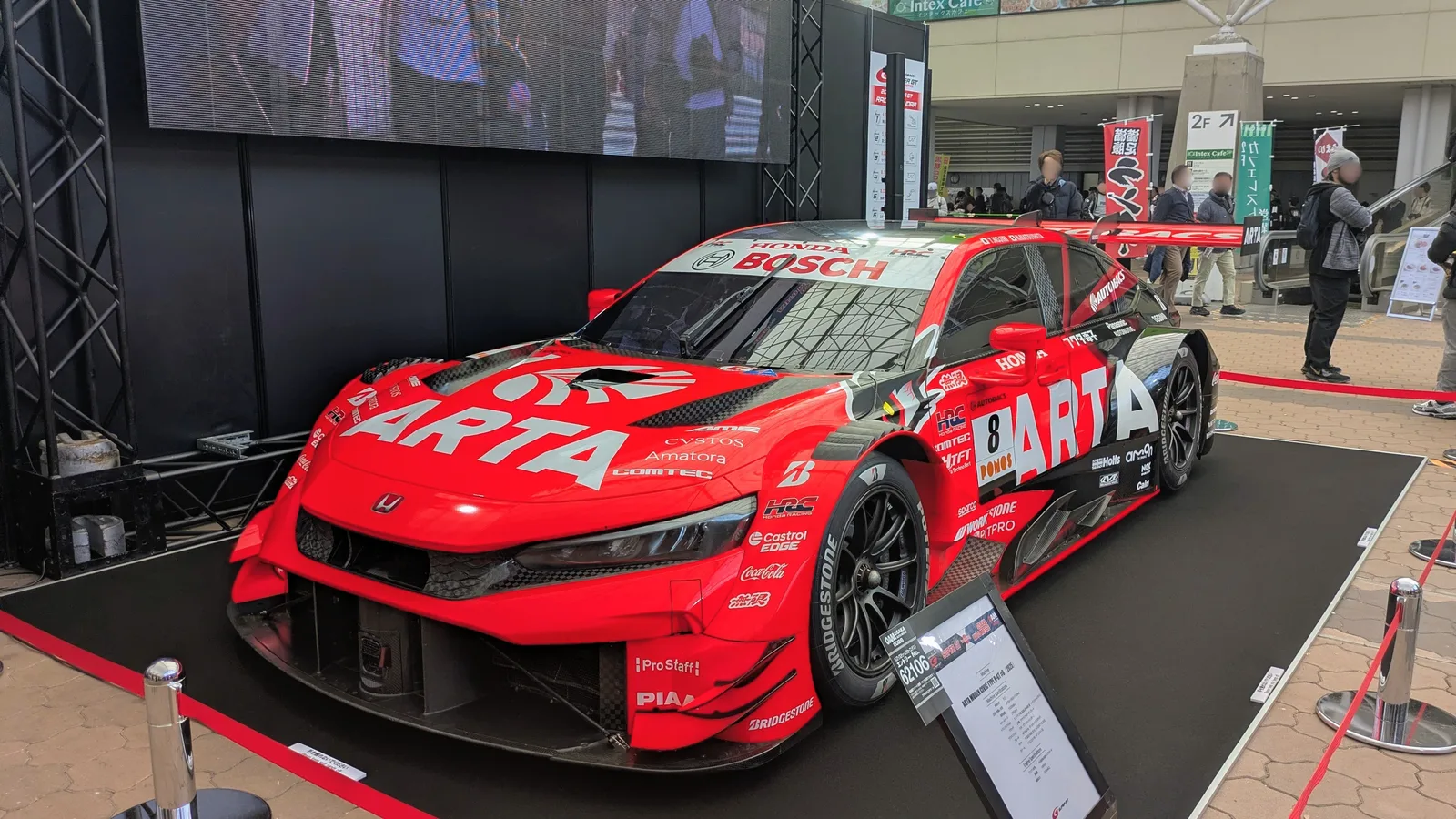 Honda Civic Type R-GT สีแดงของ ARTA มุมหน้าสามส่วน รถแข่ง GT500 ที่โชว์ในงาน Osaka Auto Me