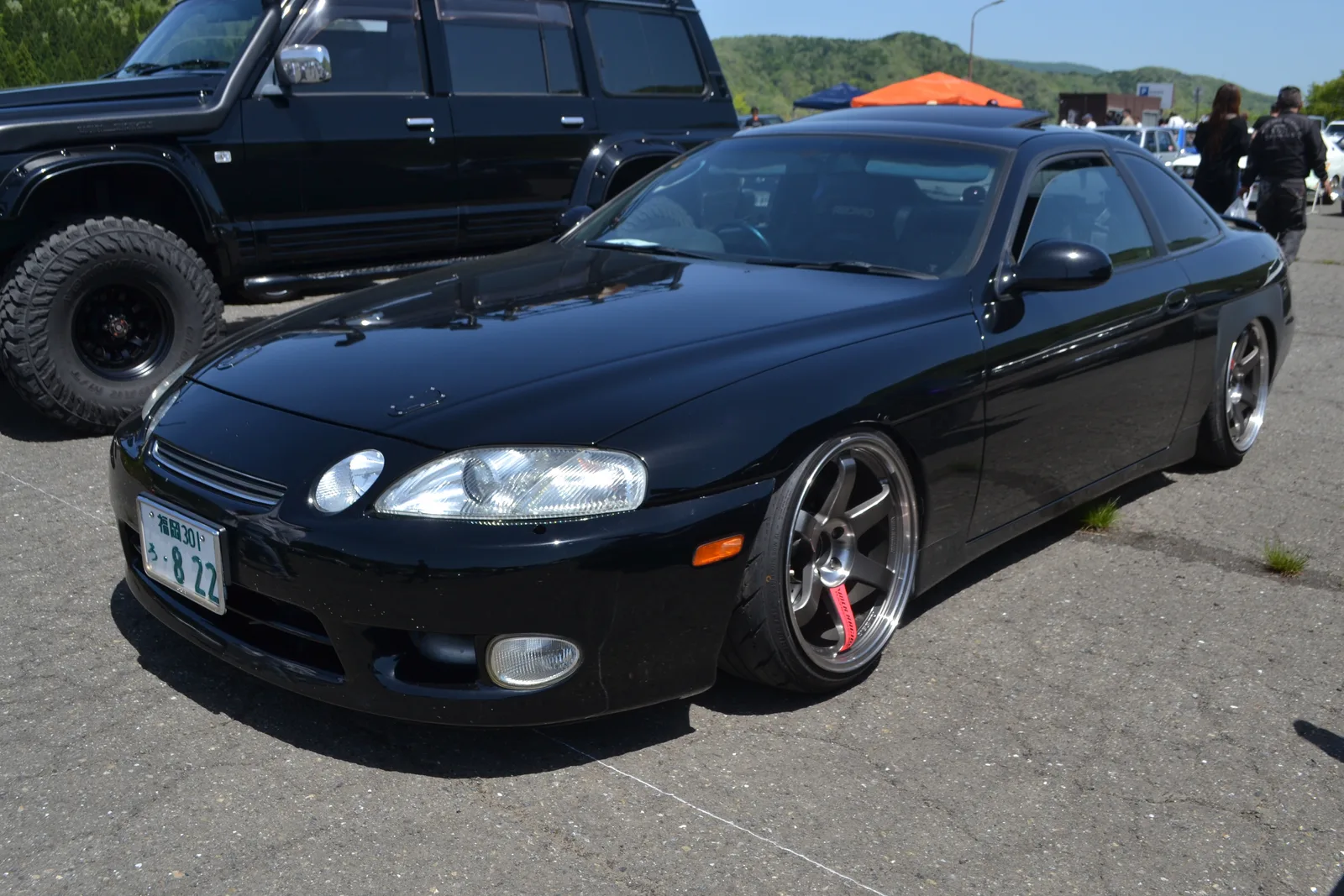 Soarer Z30 สีดำ แต่งเตี้ยใส่ล้อ 5 ก้านแดงดำ มุมหน้าสามส่วนจากงานแต่งรถ