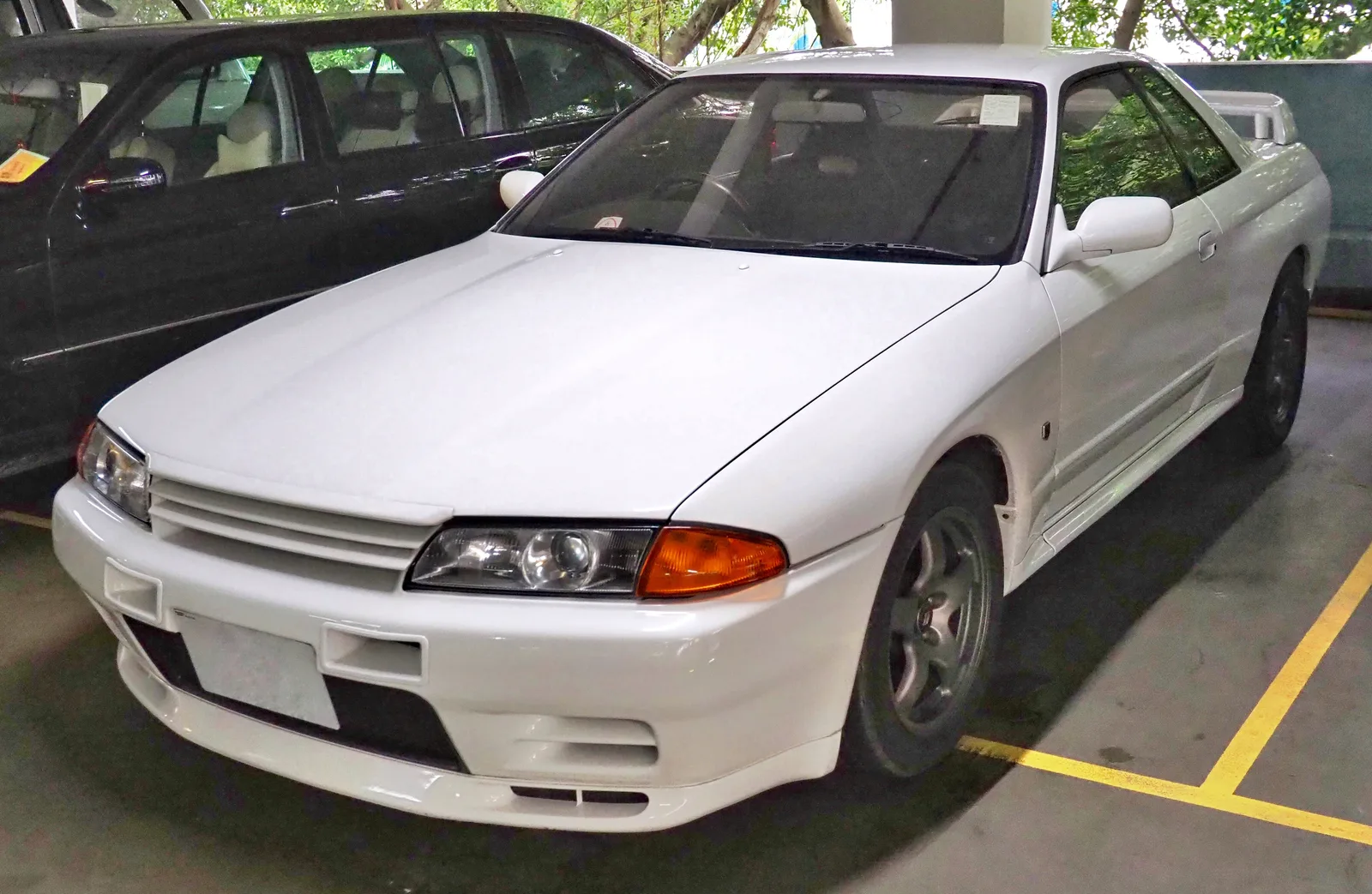 Skyline GT-R R32 สีขาว รุ่นแรกของตำนาน RB26 มุมหน้าสามส่วนในลานจอด