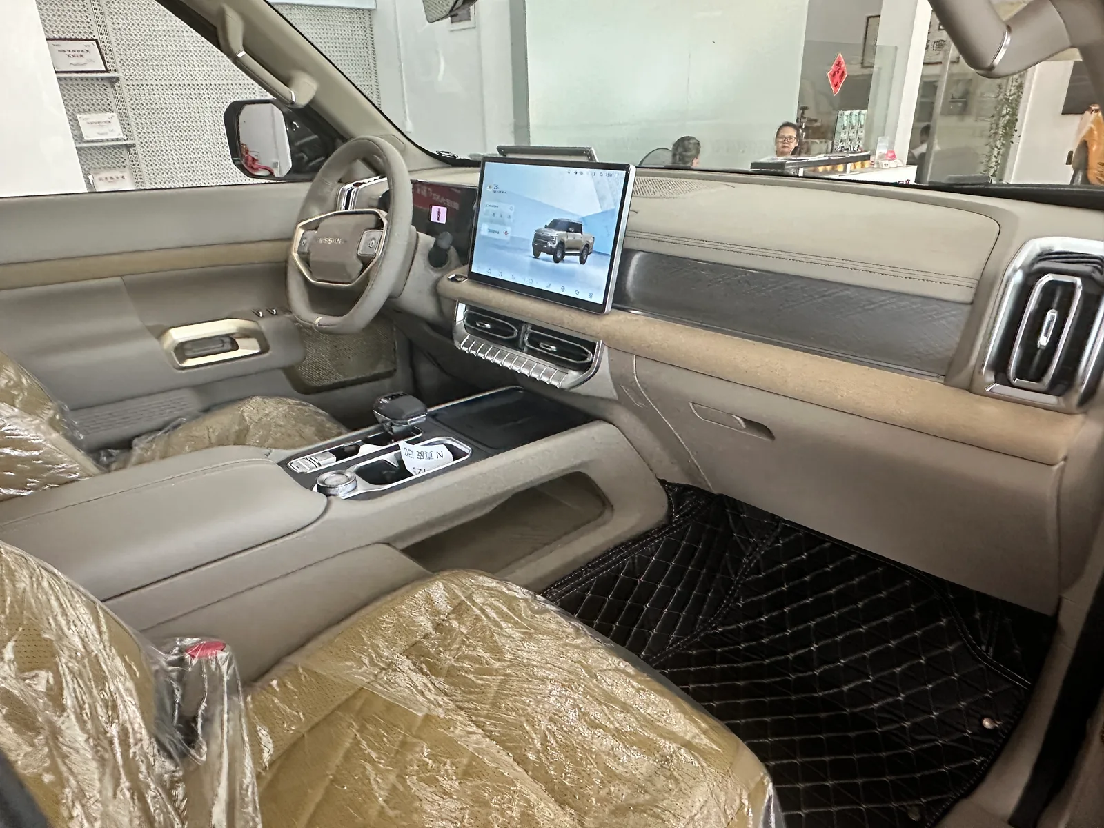 ภายในห้องโดยสาร Frontier Pro จอสัมผัสกลางขนาดใหญ่ คอนโซลกลางและเกียร์ไฟฟ้า