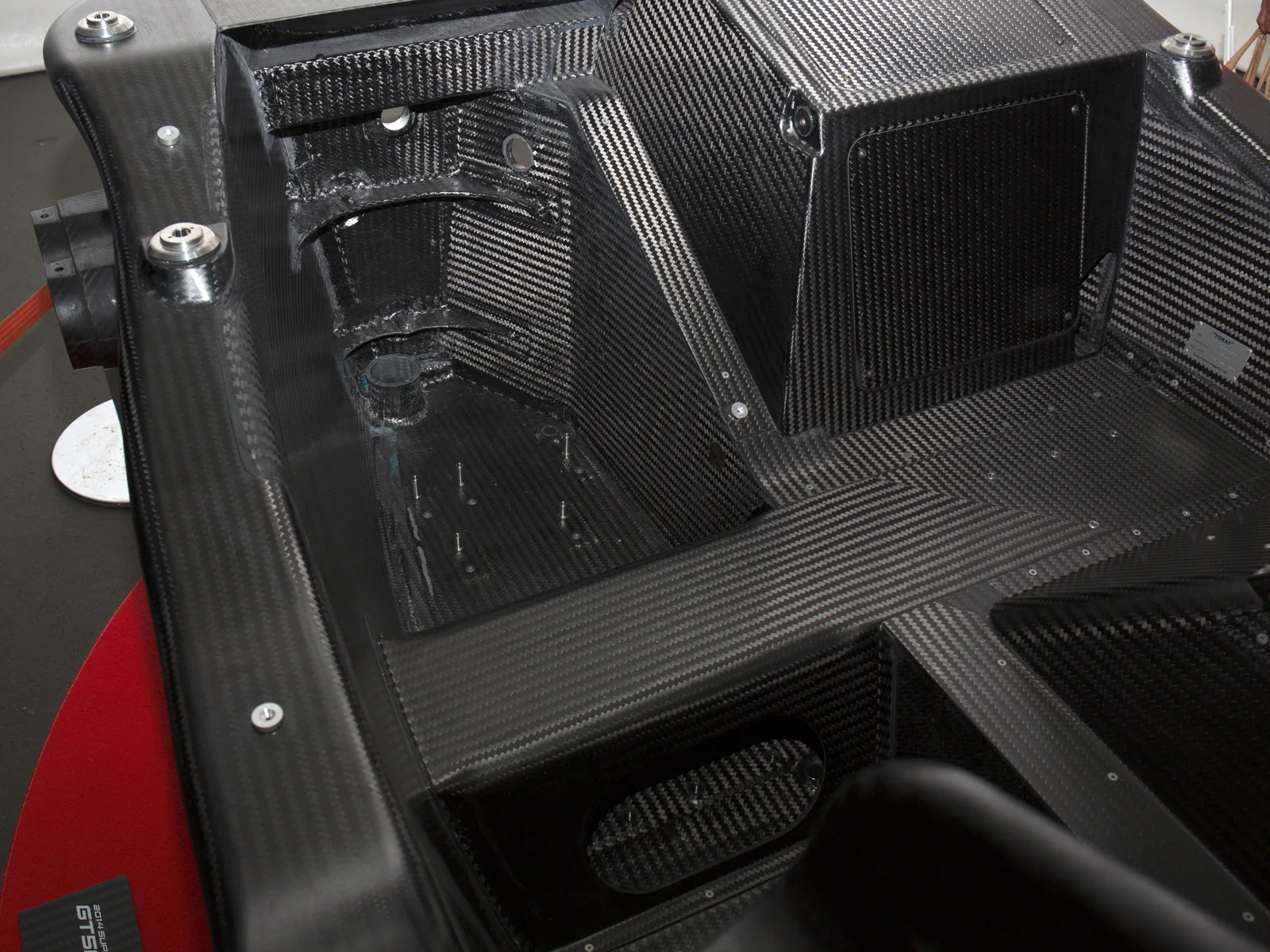 ดีเทลโมโนค็อกคาร์บอนไฟเบอร์ของรถ GT500 ตรงพื้นที่วางเท้าคนขับ
