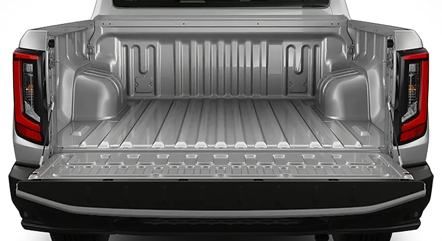 กระบะท้าย Hilux ใหม่ สีเงิน ฝาท้ายเปิด เห็นร่องพื้นและไฟท้ายทรงใหม่