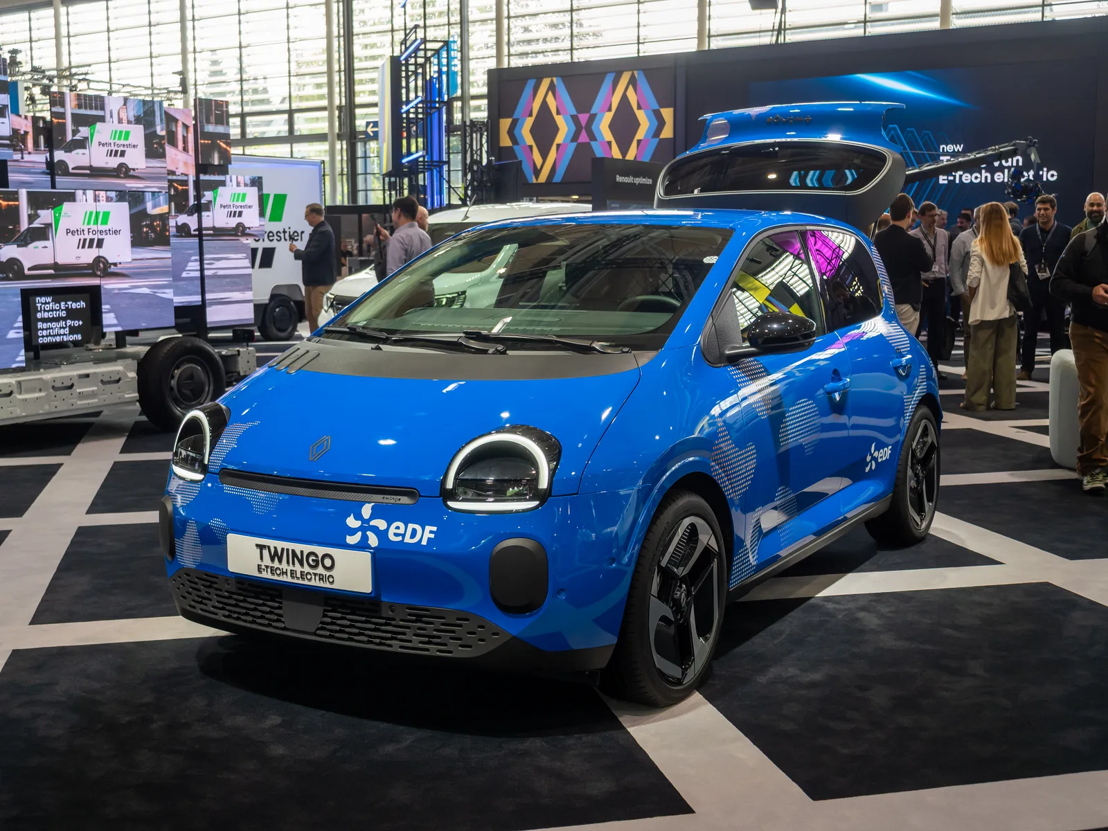 Renault Twingo E-Tech สีน้ำเงิน มุมหน้าสามส่วนในงาน IAA 2026 ที่ฮันโนเวอร์