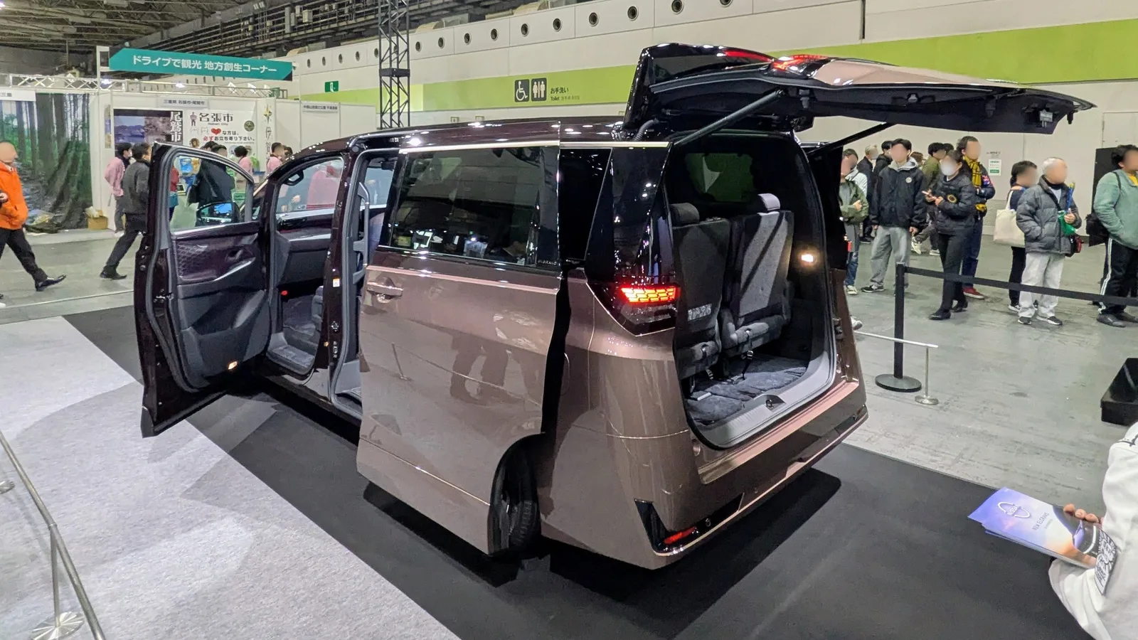 Elgrand ใหม่ เปิดประตูสไลด์และฝาท้าย เผยห้องโดยสารและเบาะแถวสามในงาน Japan Mobility Show