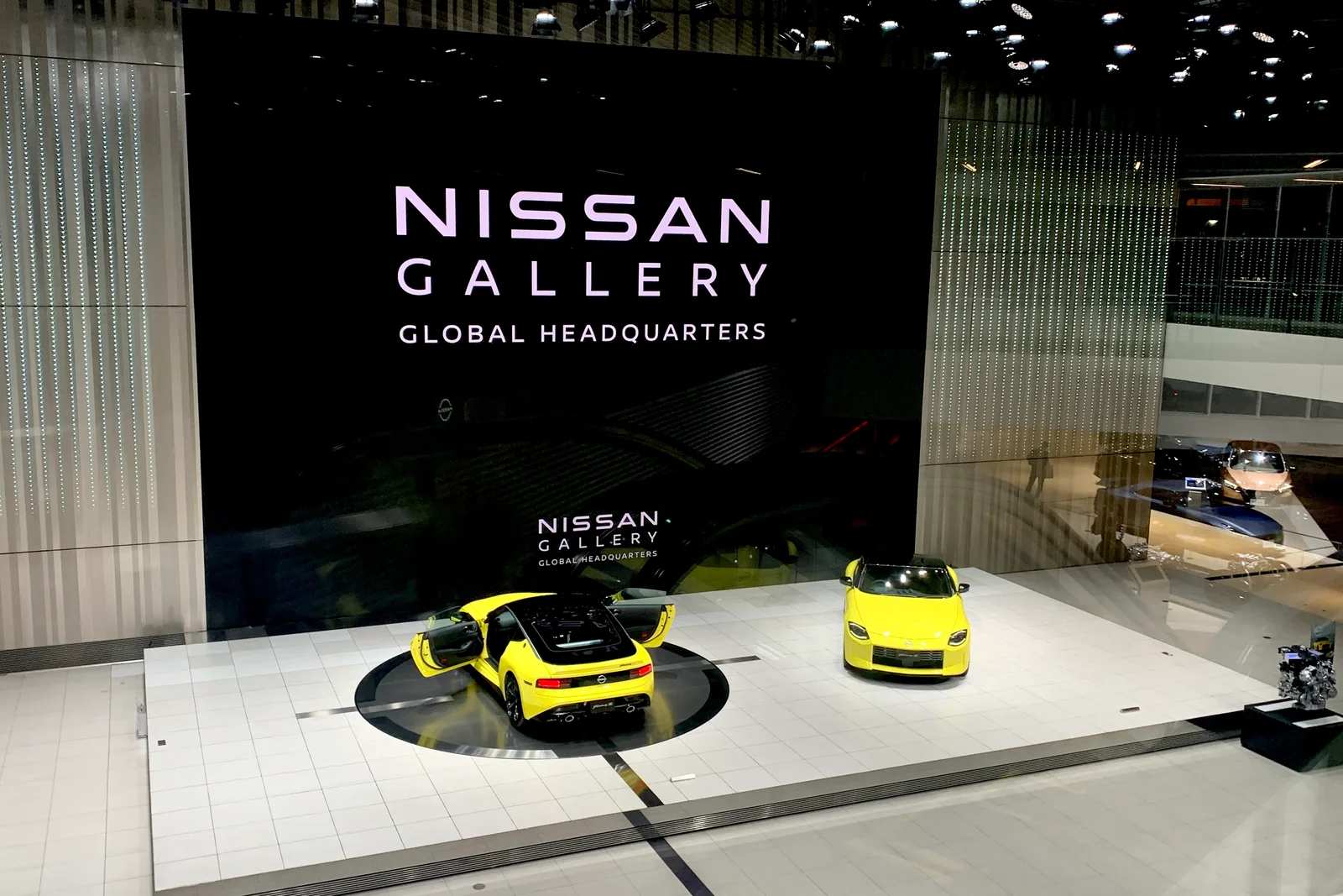 Nissan Z สีเหลืองสองคันบนเวที Nissan Gallery สำนักงานใหญ่ ถ่ายมุมสูง
