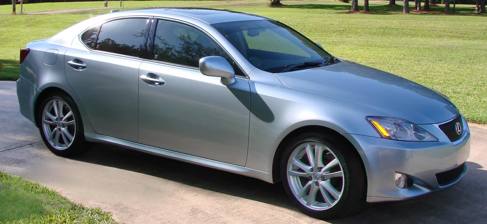 Lexus IS GSE20 สีเงินฟ้า มุมข้างเฉียงหน้า เห็นสัดส่วนเก๋งขับหลังและล้ออัลลอย