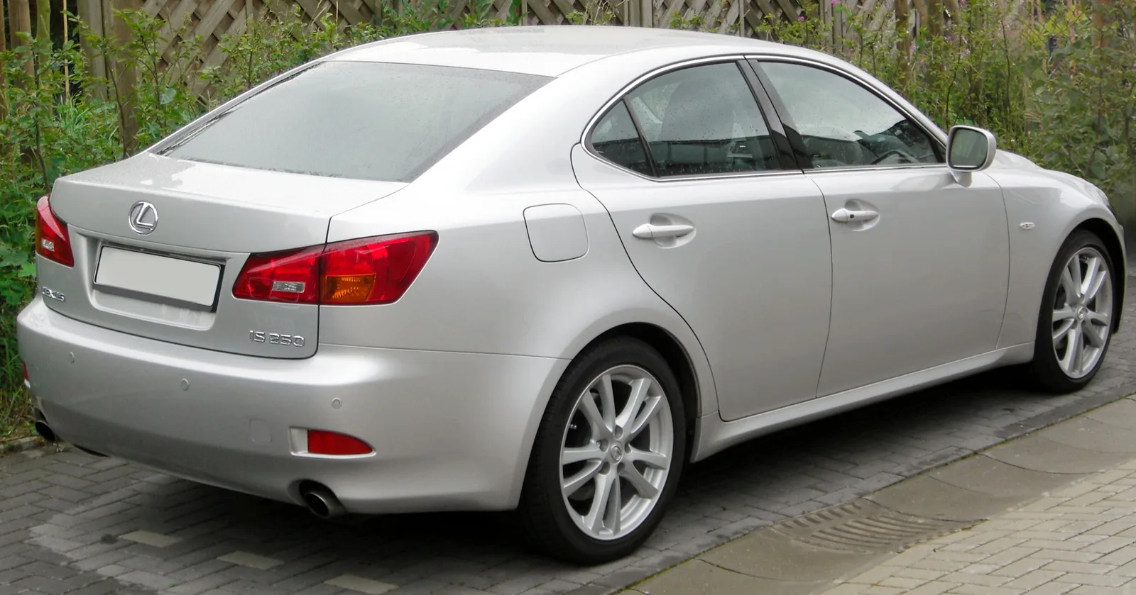 Lexus IS250 GSE20 สีเงิน มุมท้ายสามส่วน ไฟท้ายทรงเอกลักษณ์ ท่อไอเสียคู่