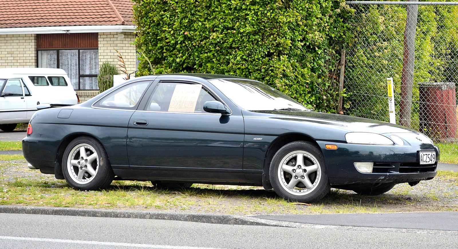 Soarer Z30 สีเขียวเข้ม มุมข้างเต็มคัน เห็นเส้นหลังคาคูเป้และล้ออัลลอย 5 ก้าน