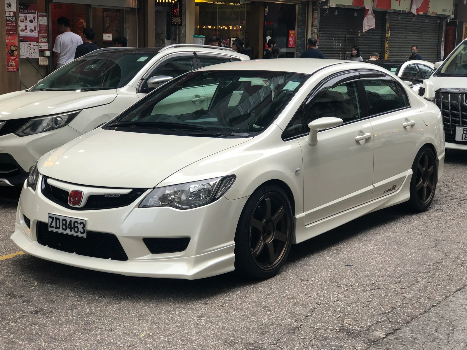 FD2 Type R สีขาวมุกบนถนนย่านฮ่องกง ล้อดำ ชุดแต่งข้างตัวรถ