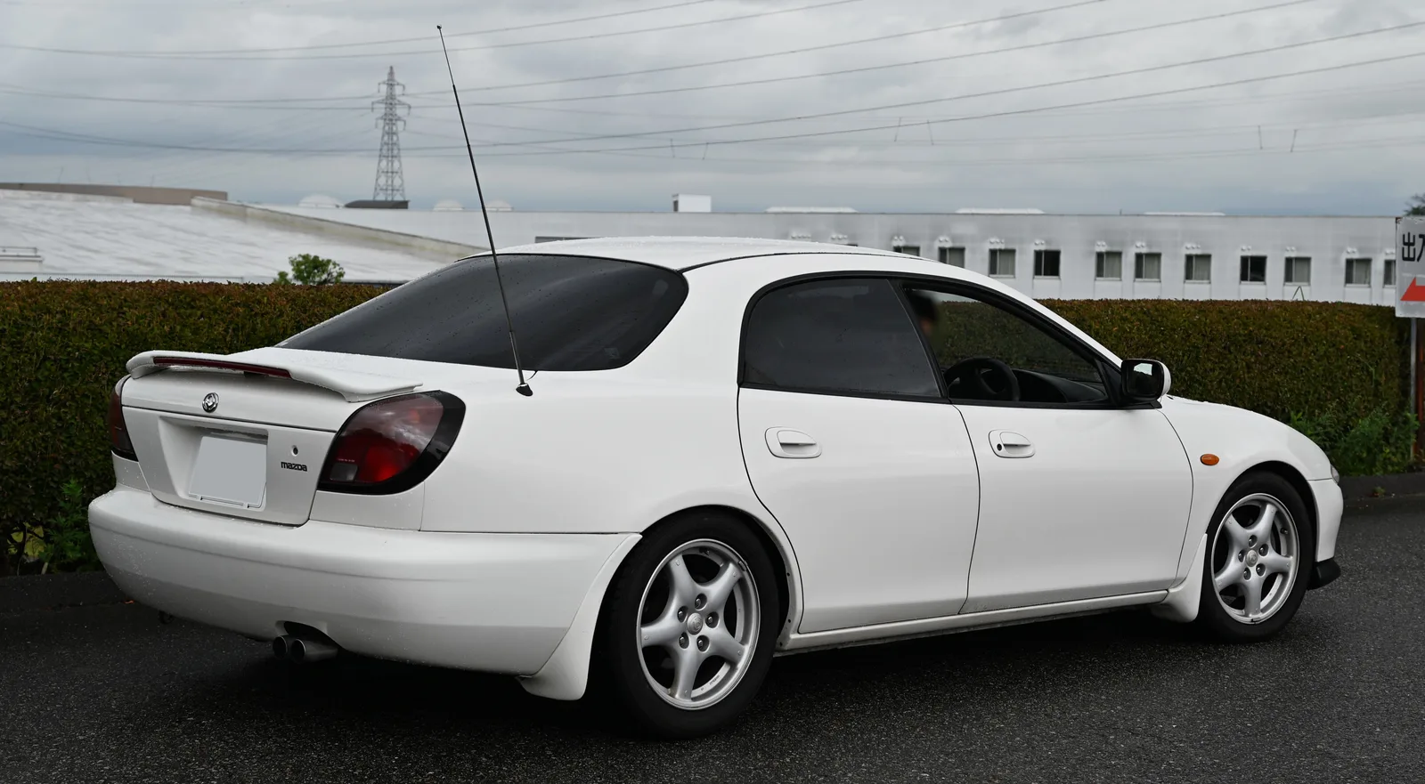 Mazda Lantis Type R สีขาว มุมท้ายสามส่วน เห็นสปอยเลอร์ฝากระโปรงและไฟท้ายทรงเฉพาะ