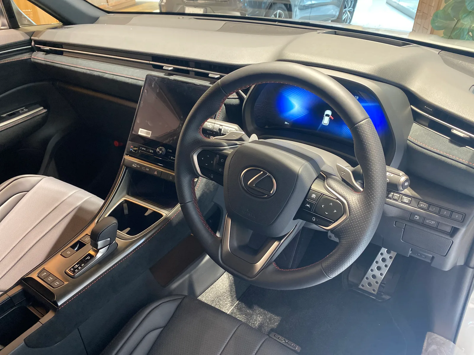 ภายใน Lexus LBX พวงมาลัยขวา จอกลางและมาตรวัดดิจิทัล