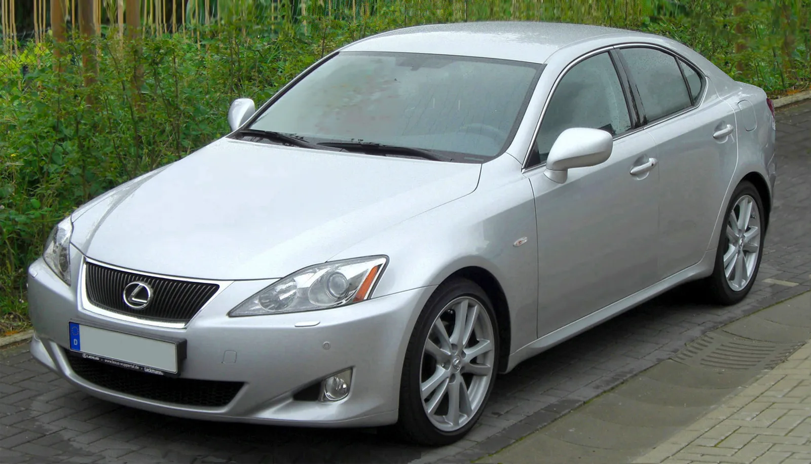 Lexus IS250 GSE20 สีเงิน มุมหน้าสามส่วน เห็นกระจังหน้าและไฟหน้ารุ่นแรก