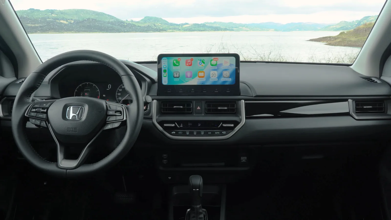 ภายในห้องโดยสาร Honda WR-V (Elevate) พวงมาลัย จอสัมผัสกลาง และคอนโซลเกียร์อัตโนมัติ
