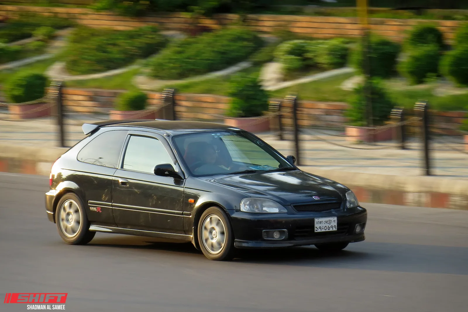 Civic EK9 Type R สีดำ กำลังวิ่งบนถนน ภาพแพนนิ่งเห็นด้านข้างและท่าทางรถ