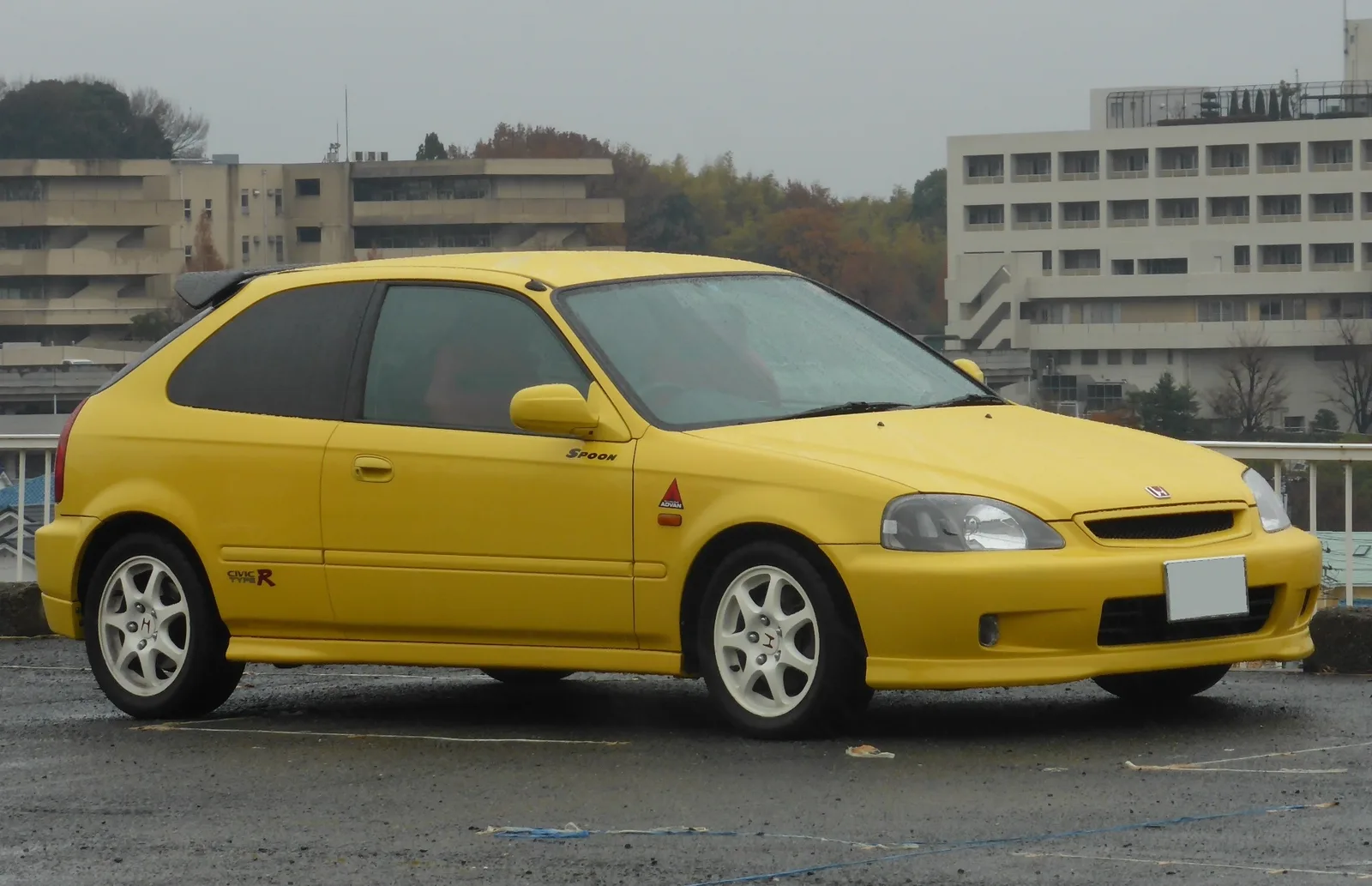 Honda Civic Type R EK9 สีเหลือง แต่ง Spoon มุมหน้าด้านข้างบนลานญี่ปุ่น