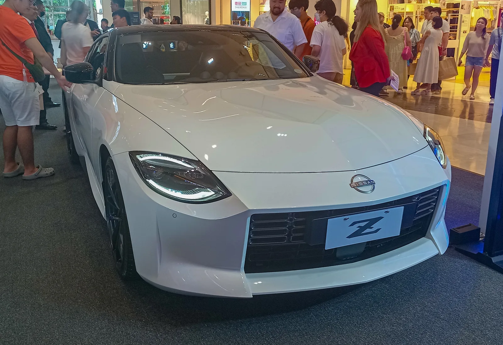 Nissan Z (RZ34) สีขาว Everest White มุมหน้าสามส่วน เห็นไฟหน้าและกระจังหน้าทรงใหม่