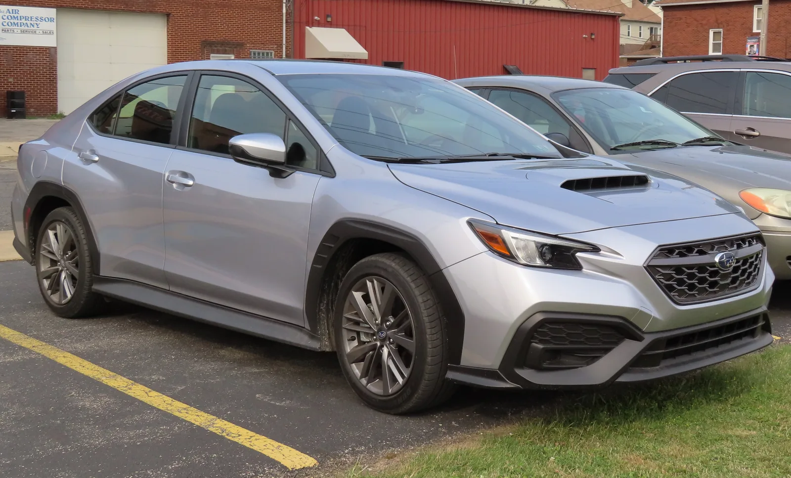 Subaru WRX (VB) สีเงิน มุมด้านข้างค่อนหน้า เห็นซุ้มล้อพลาสติกดำและล้ออัลลอย