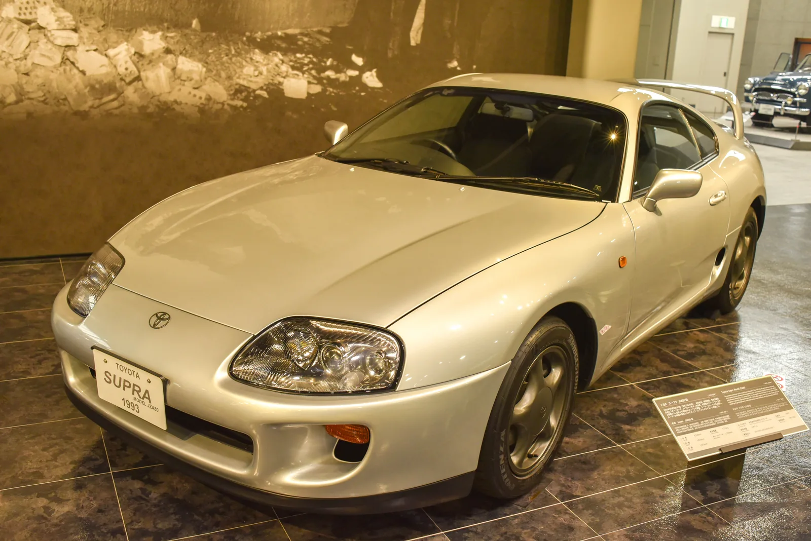 Toyota Supra JZA80 ปี 1993 สีเงิน มุมหน้าสามส่วน จัดแสดงในพิพิธภัณฑ์