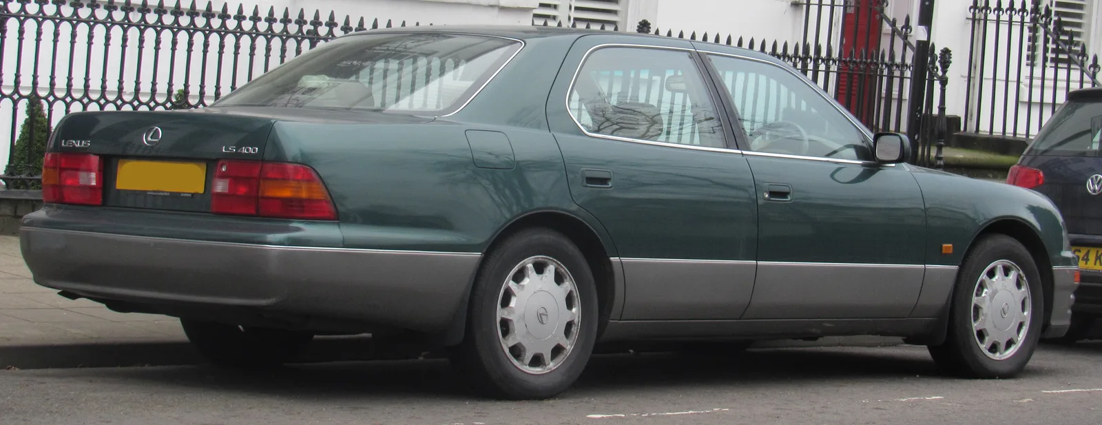 Lexus LS400 UCF20 สีเขียวคันเดิม ท้ายสามส่วน เห็นไฟท้ายและป้าย LS 400