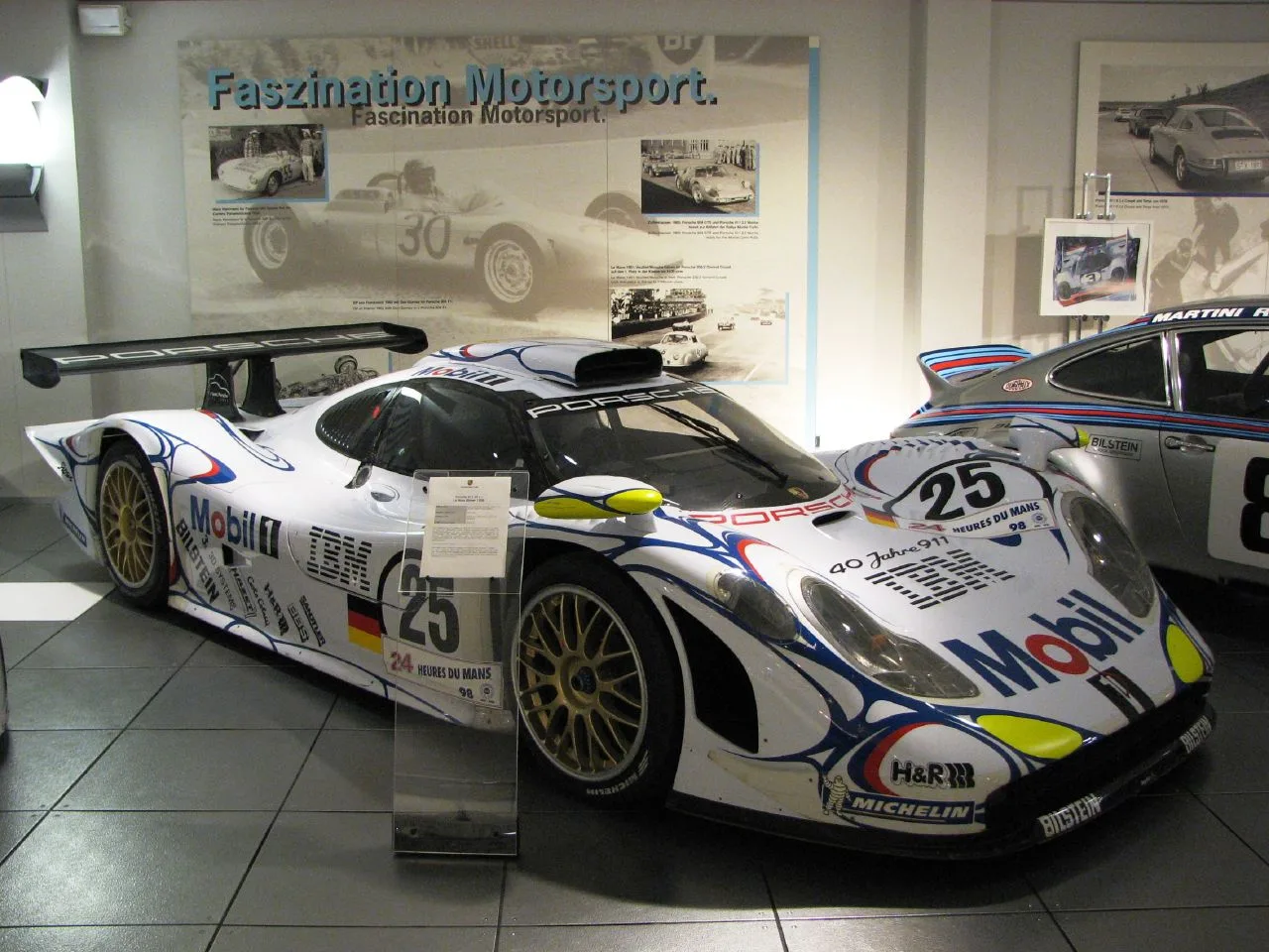 Porsche 911 GT1 '98 ลายแข่ง Le Mans หมายเลข 25 มุมหน้าด้านขวา