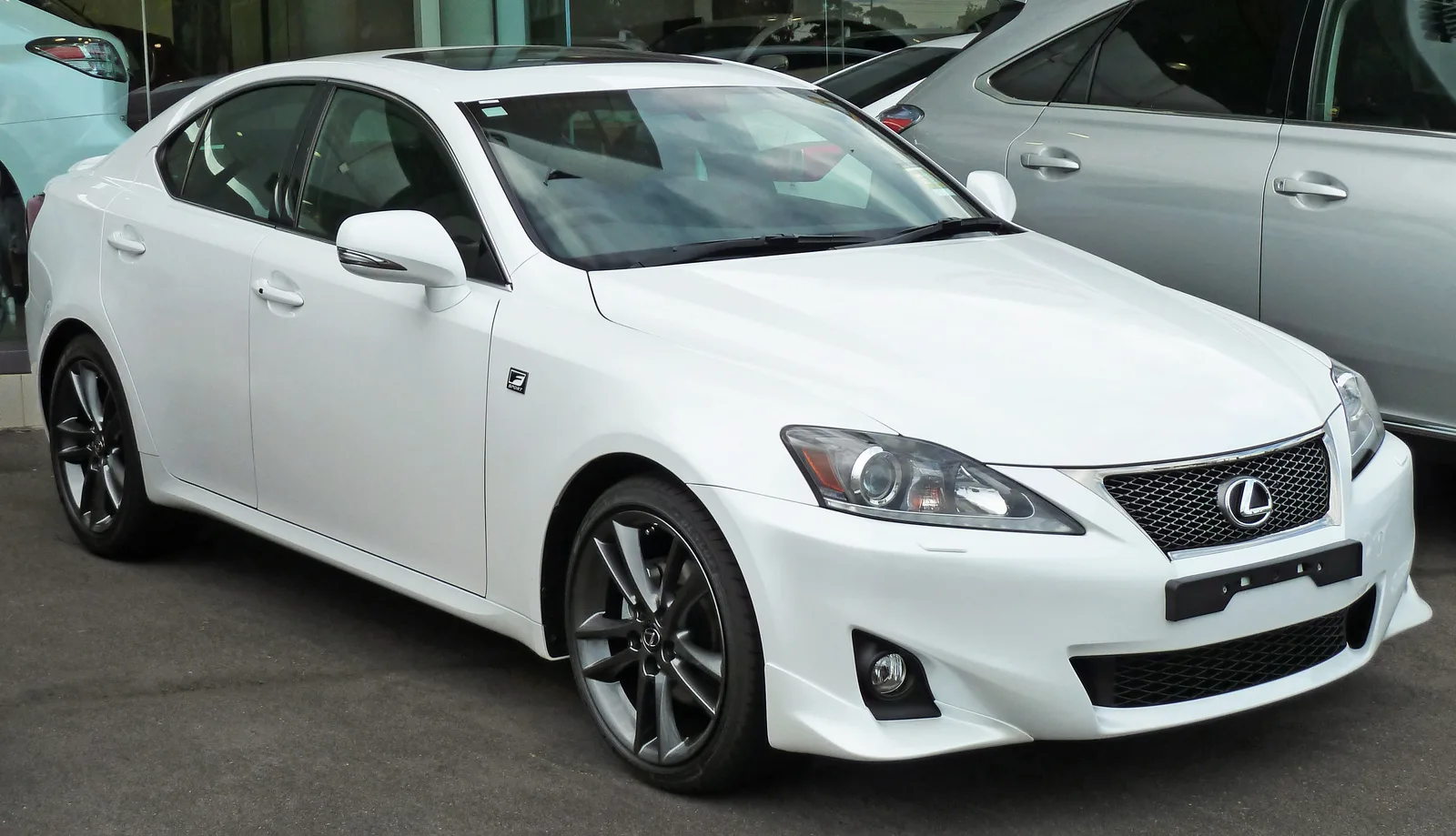Lexus IS GSE20 ไมเนอร์เชนจ์ F Sport สีขาว กระจังตาข่ายและล้อดำ มุมหน้าสามส่วน