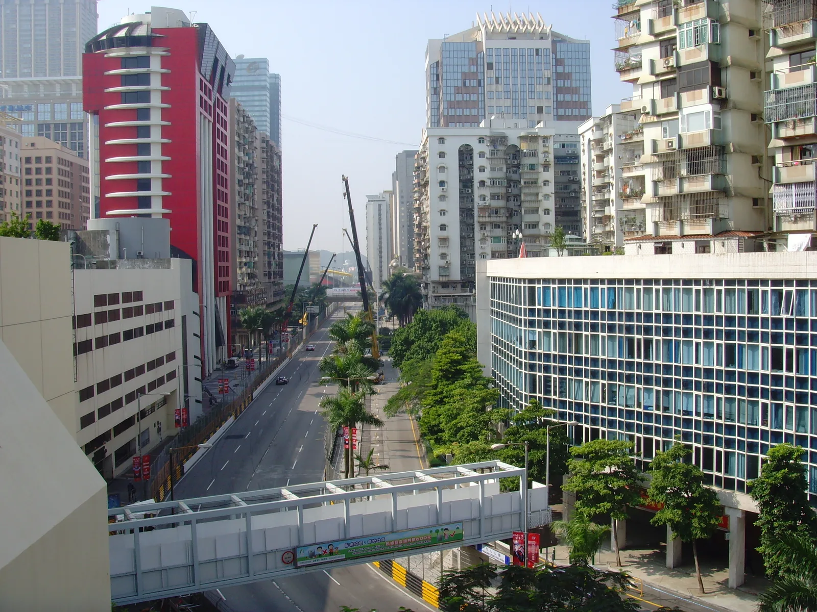 มุมสูงจากสะพานลอยมองถนนสนาม Guia Circuit ที่ตัดผ่านตึกสูงกลางเมืองมาเก๊า