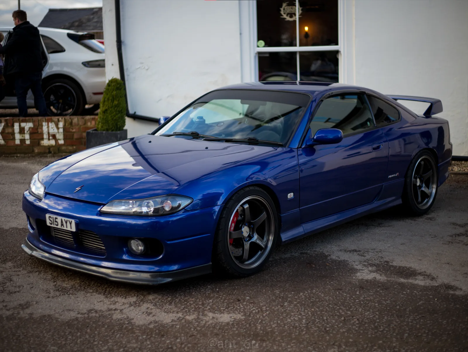 Silvia S15 สีน้ำเงิน ล้อดำ ซิ่งแคมเบอร์ ถ่ายหน้าสามส่วนหน้าร้านแบบอังกฤษ